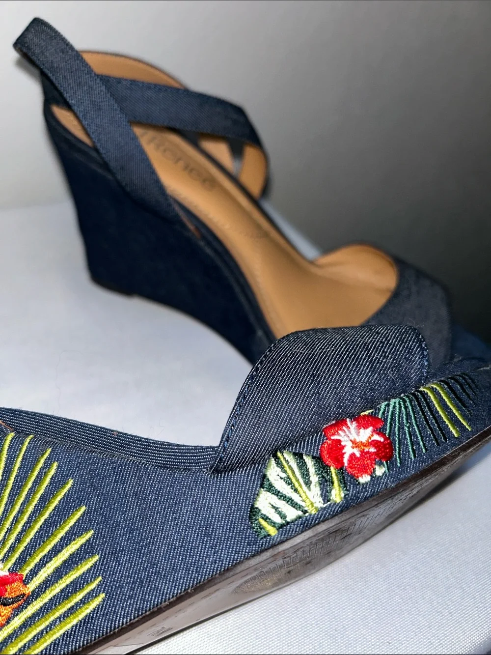 J. Renee EUC White with Toucan Sea Greens Burlap Look Platform Wedge Sz 7.5 Wide
